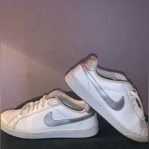 Nike white metallic size 8 women’s sneaker